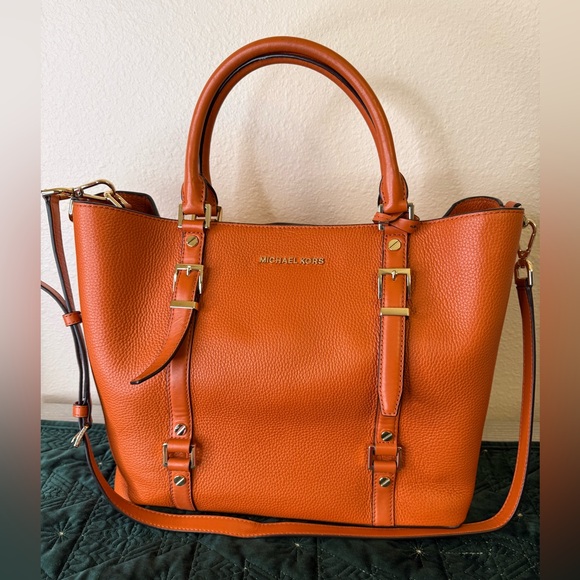 MICHAEL Michael Kors Handbags - BARELY USED ….. MICHAEL KORS JET SET ORANGE MEDIUM TOTE w/DUST BAG